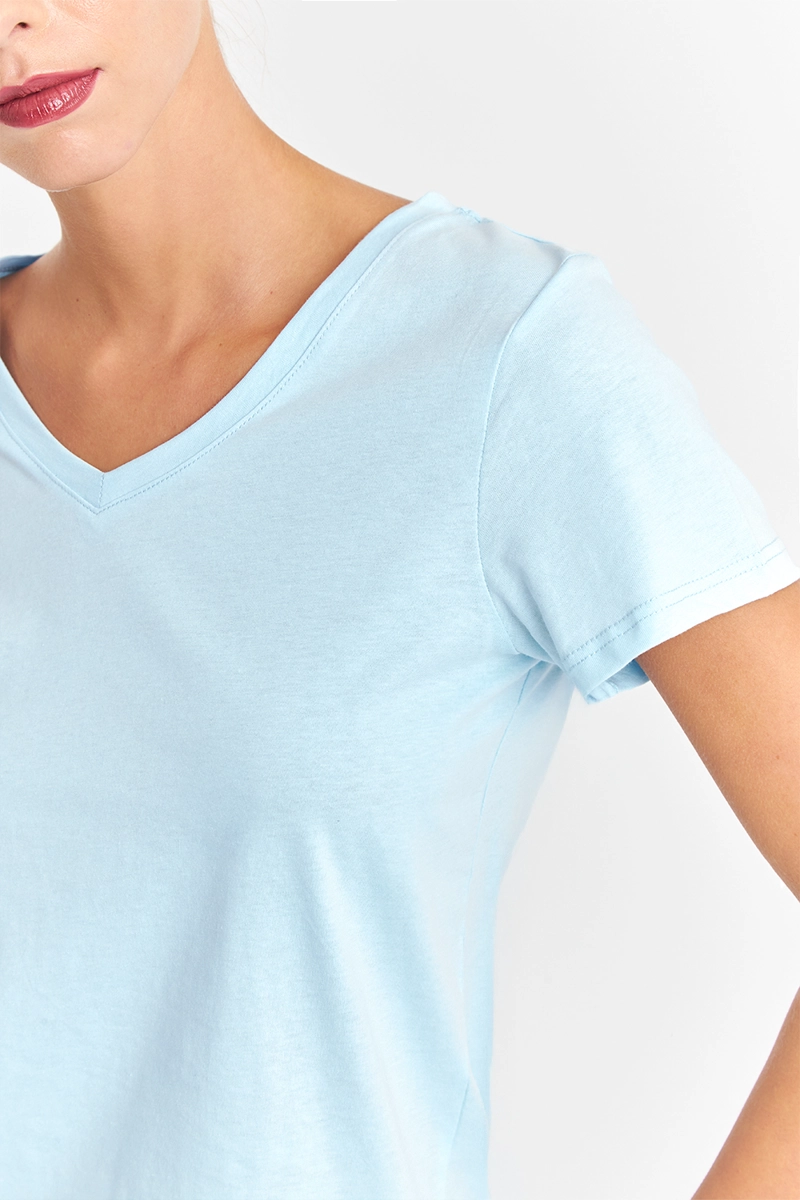 POLERA ESCOTE EN V BASICA CELESTE NICOPOLY - 5