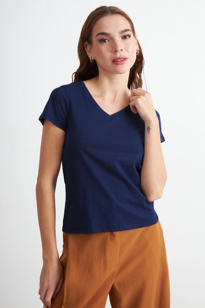 POLERA ESCOTE EN V BASICA AZUL MARINO NICOPOLY - 1