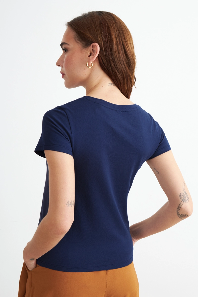 POLERA ESCOTE EN V BASICA AZUL MARINO NICOPOLY - 3