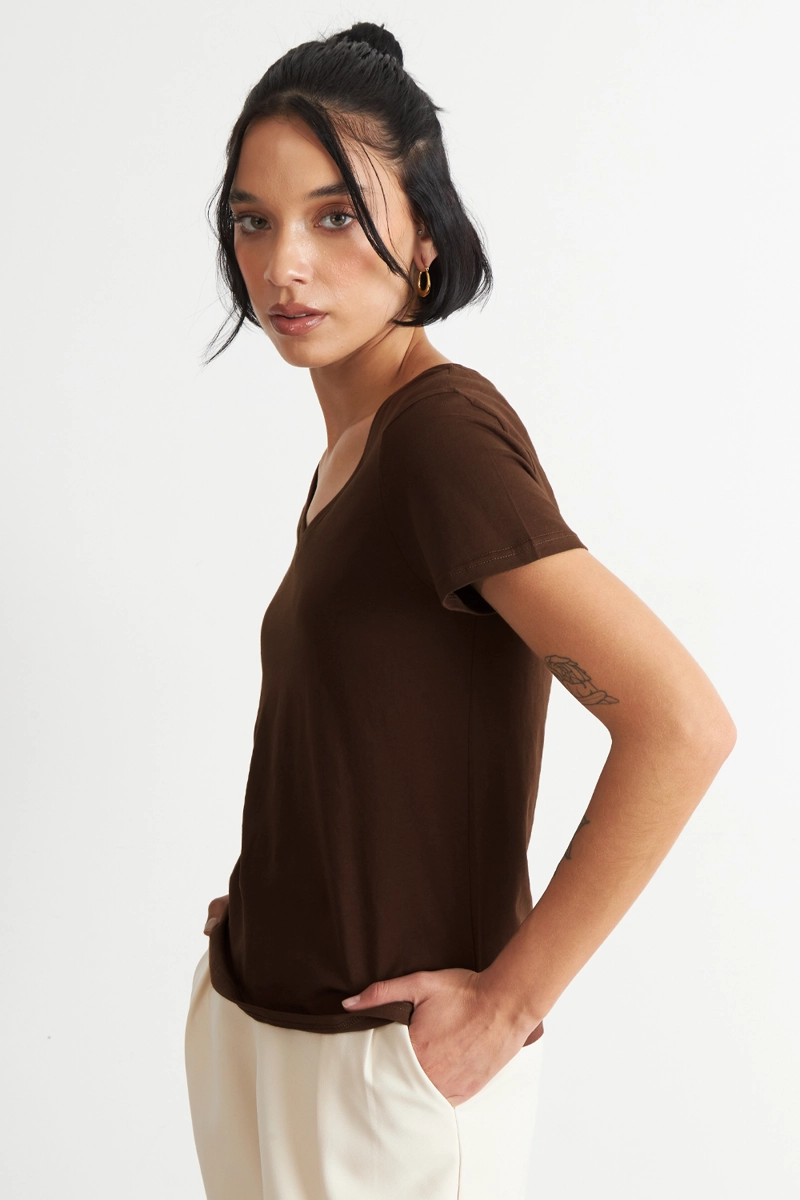 POLERA ESCOTE EN V BASICA CAFE  NICOPOLY - 3