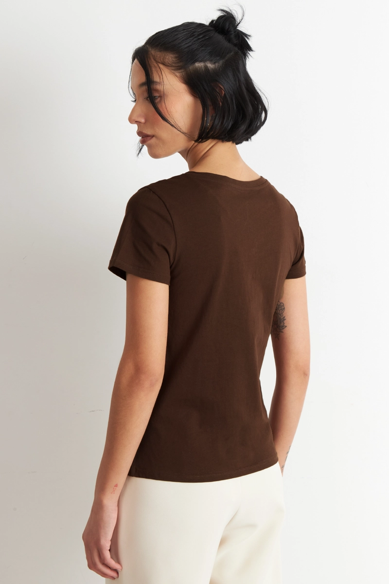 POLERA ESCOTE EN V BASICA CAFE  NICOPOLY - 4