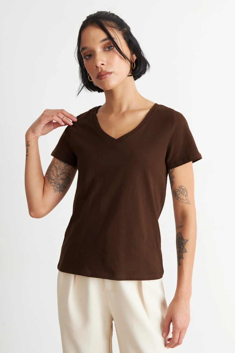 POLERA ESCOTE EN V BASICA CAFE  NICOPOLY - 5