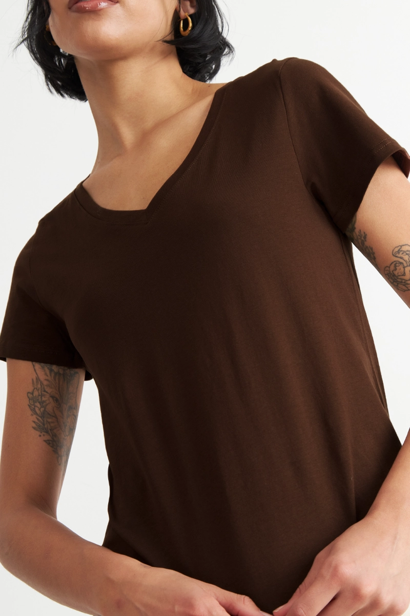 POLERA ESCOTE EN V BASICA CAFE  NICOPOLY - 6