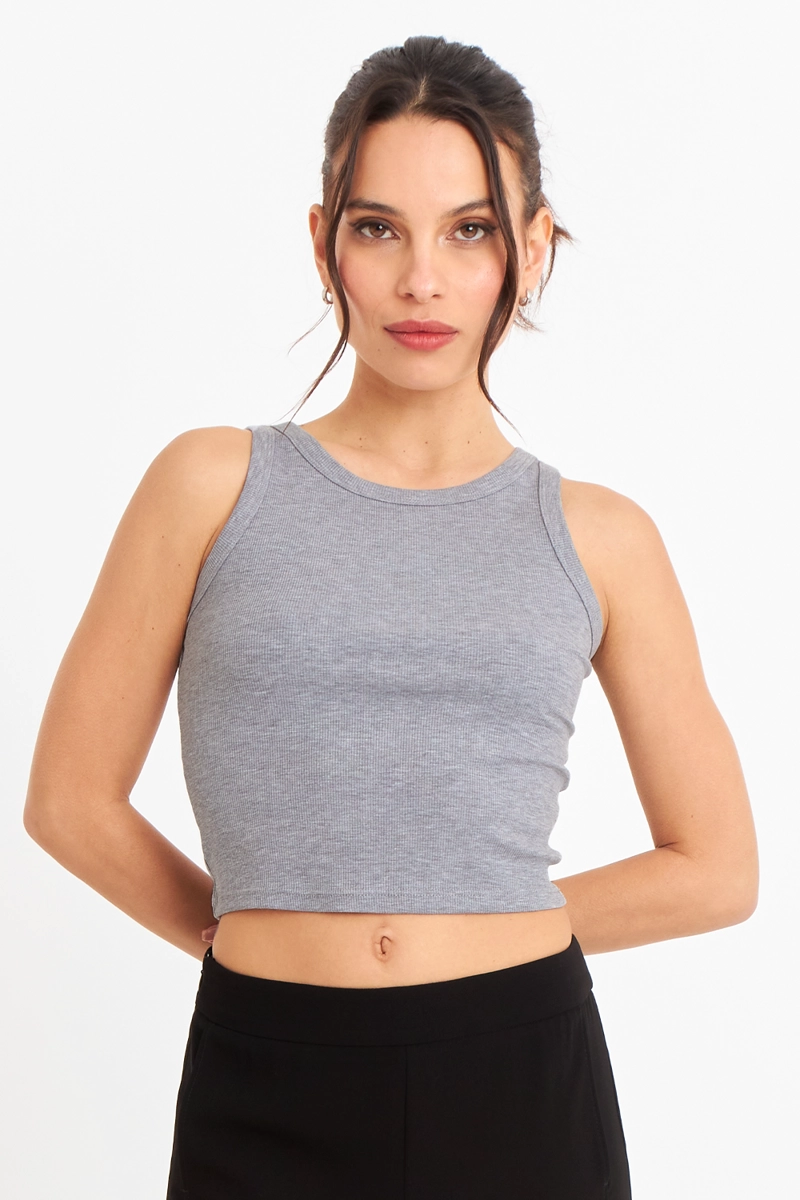 TOP SIN MANGAS ACANALADO GRIS CLARO NICOPOLY - 1