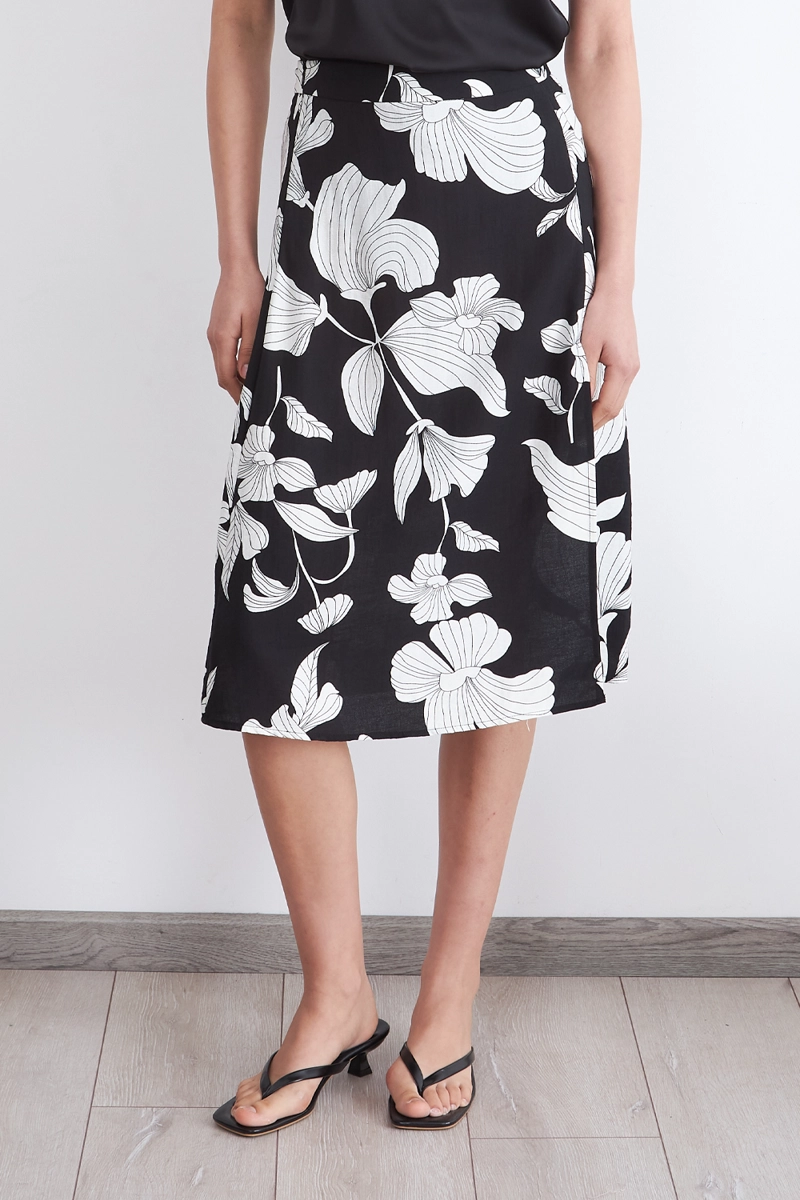 FALDA MIDI NEGRA CON FLORES BLANCAS MUJER NICOPOLY - 5