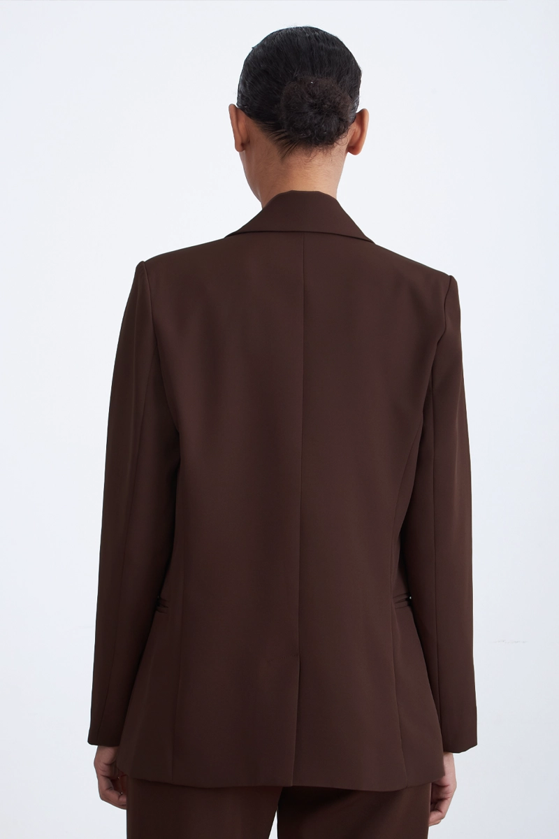 BLAZER BASICO DE TOPE CAFE MUJER NICOPOLY - 4