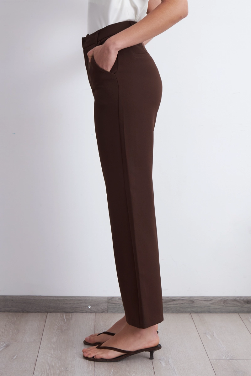 PANTALON BASICO CAFE NICOPOLY - 3