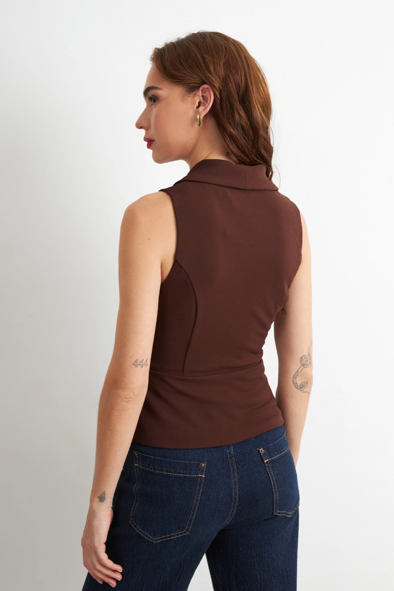 GILET SASTRE ENTALLADO CAFE  NICOPOLY - 4