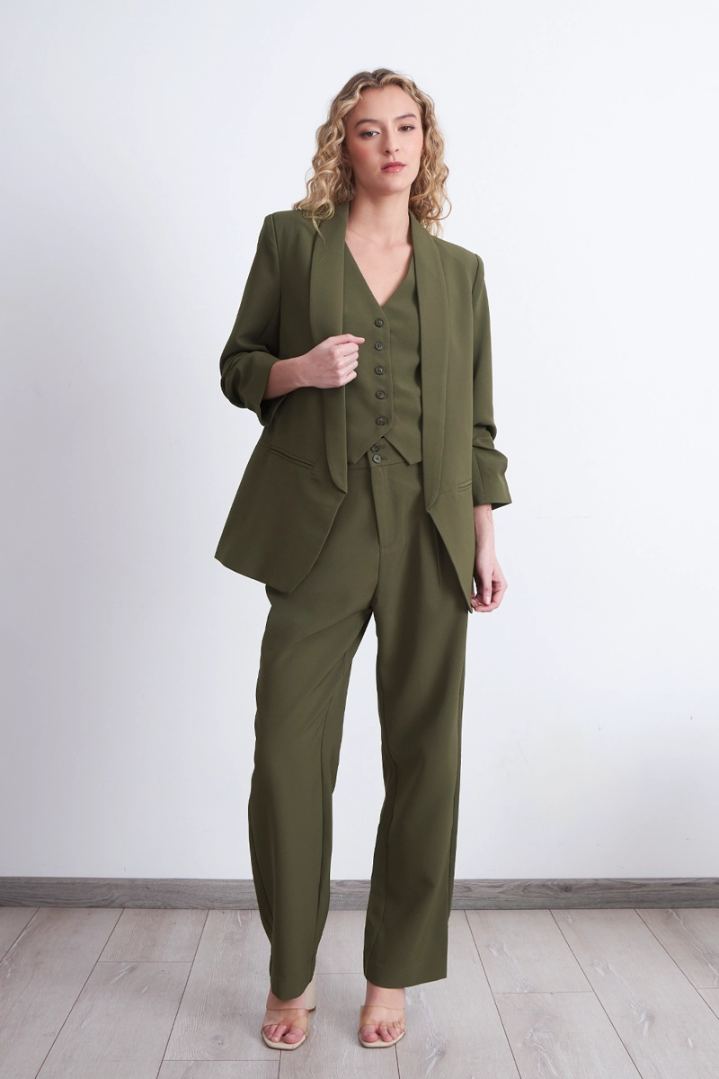 BLAZER MANGA 3/4 AJUSTADO CON SOLAPAS OLIVA NICOPOLY - 2