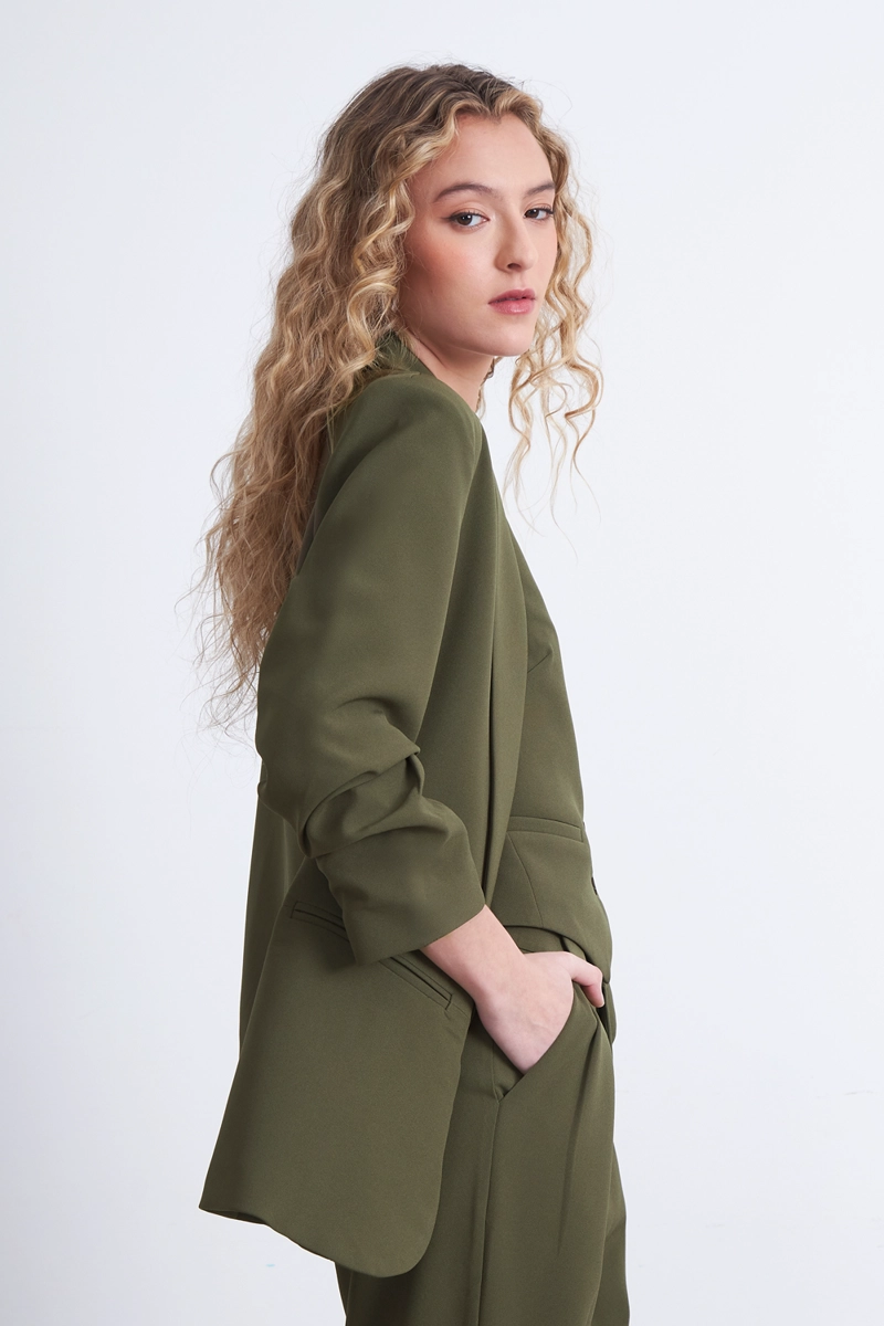 BLAZER MANGA 3/4 AJUSTADO CON SOLAPAS OLIVA NICOPOLY - 3