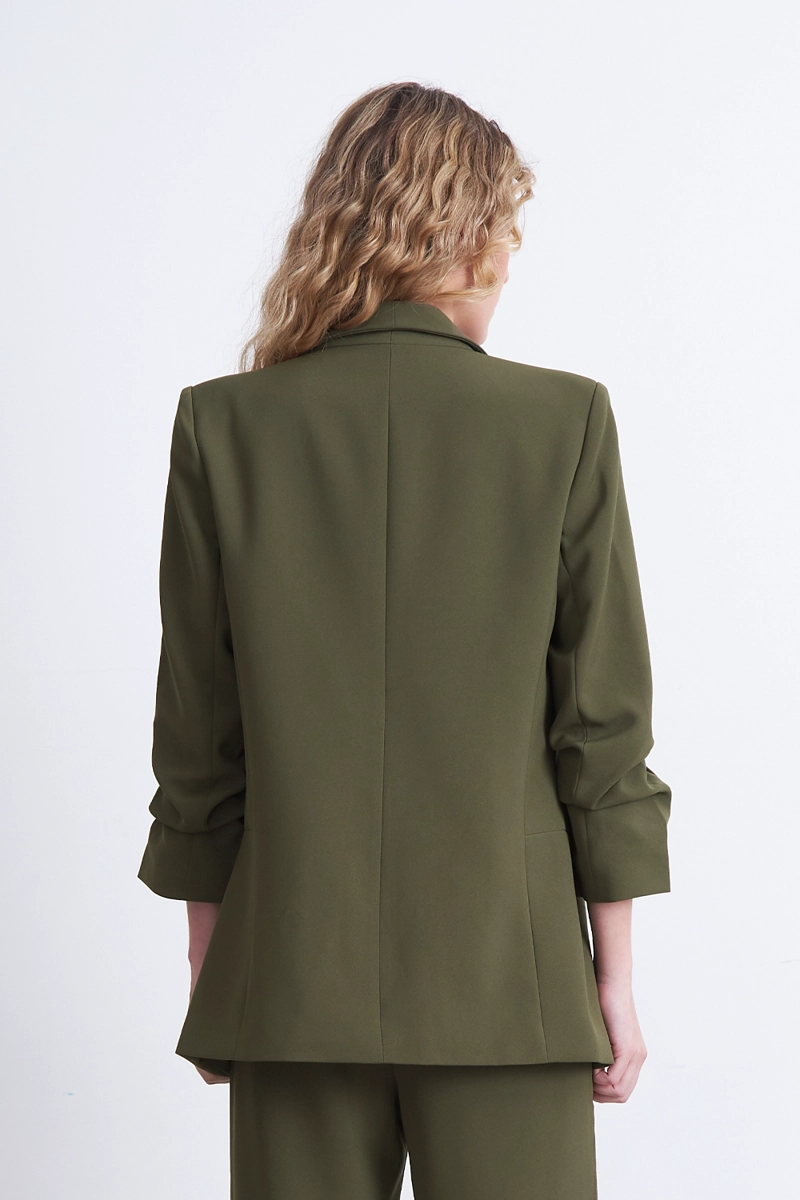 BLAZER MANGA 3/4 AJUSTADO CON SOLAPAS OLIVA NICOPOLY - 4