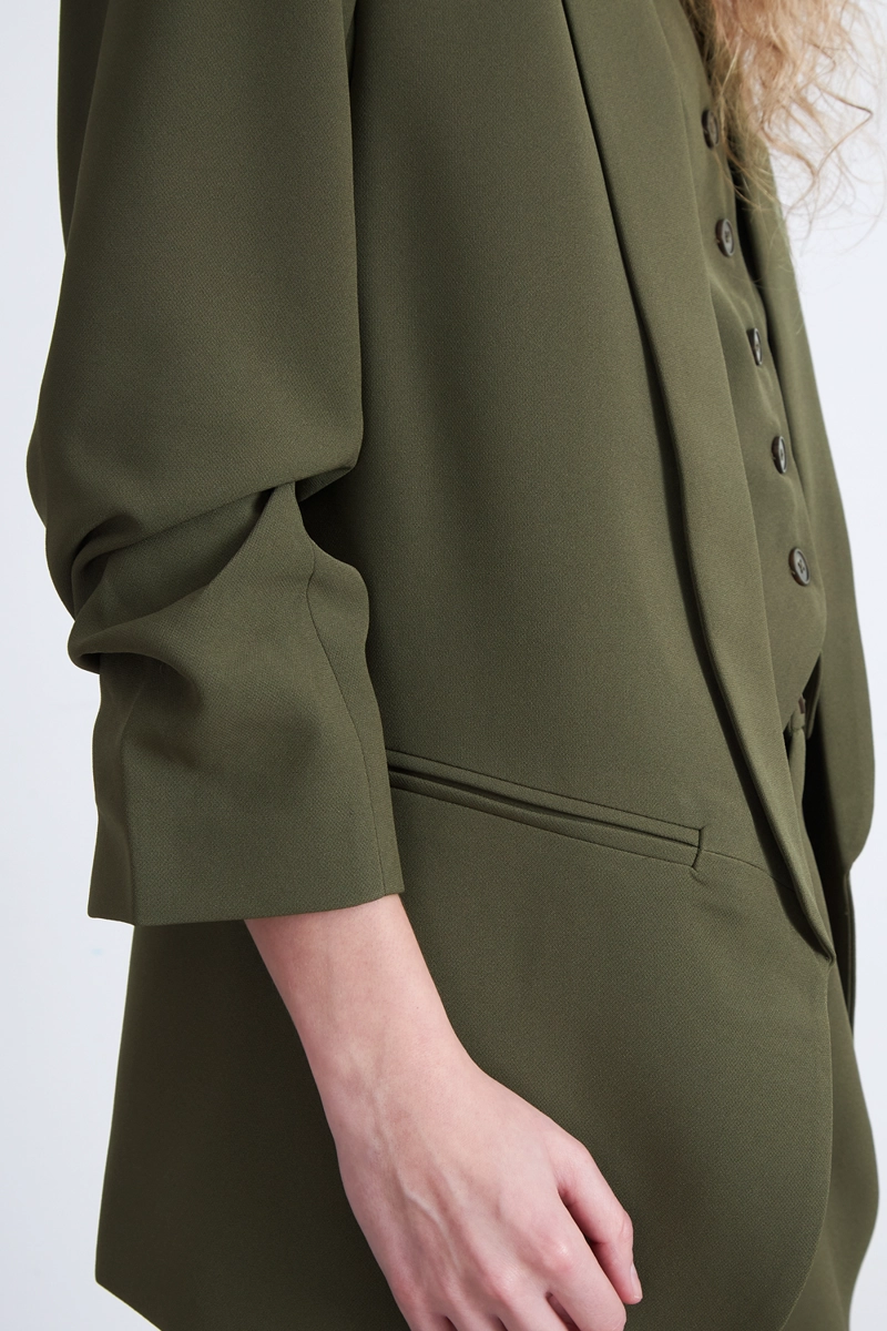 BLAZER MANGA 3/4 AJUSTADO CON SOLAPAS OLIVA NICOPOLY - 6