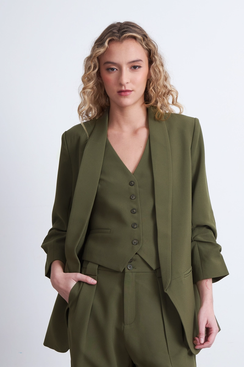 BLAZER MANGA 3/4 AJUSTADO CON SOLAPAS OLIVA NICOPOLY - 6