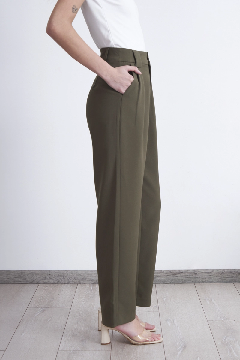 PANTALON RECTO CON PINZA OLIVA NICOPOLY - 3