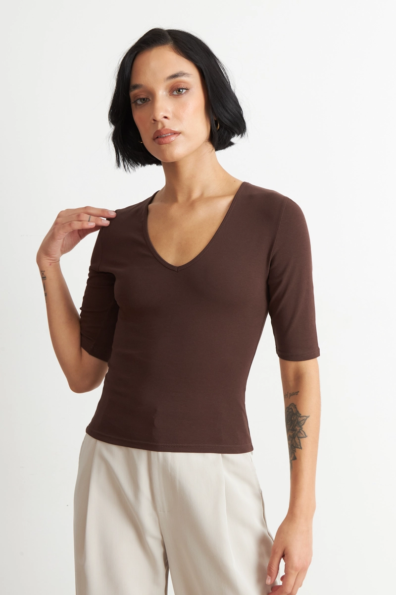 POLERA MANGA CORTA CUELLO TIPO U CAFE  NICOPOLY - 1