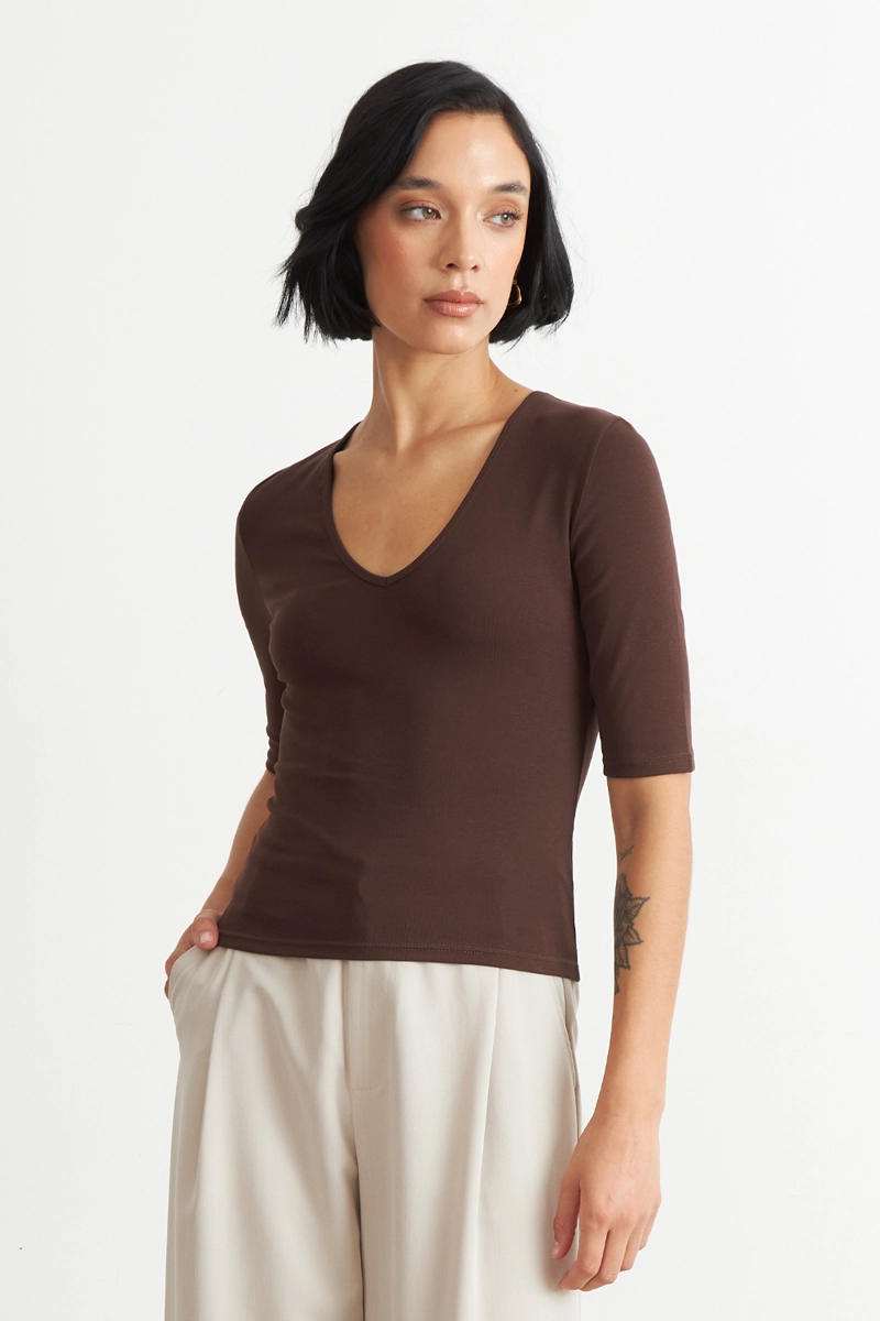 POLERA MANGA CORTA CUELLO TIPO U CAFE  NICOPOLY - 3