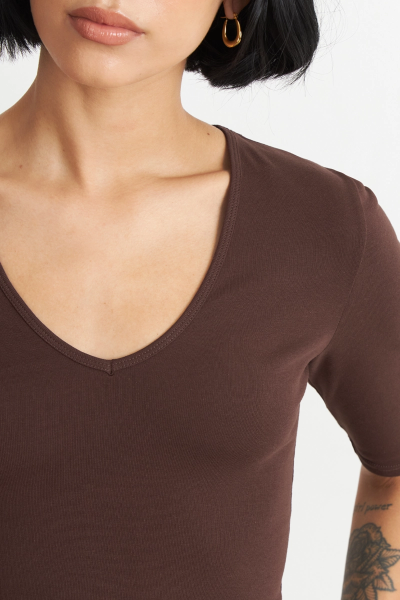 POLERA MANGA CORTA CUELLO TIPO U CAFE  NICOPOLY - 6