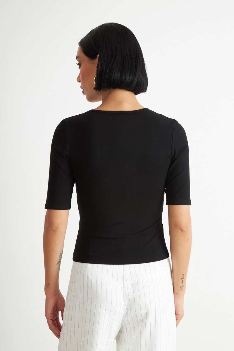 POLERA MANGA CORTA CUELLO TIPO U NEGRO NICOPOLY - 4