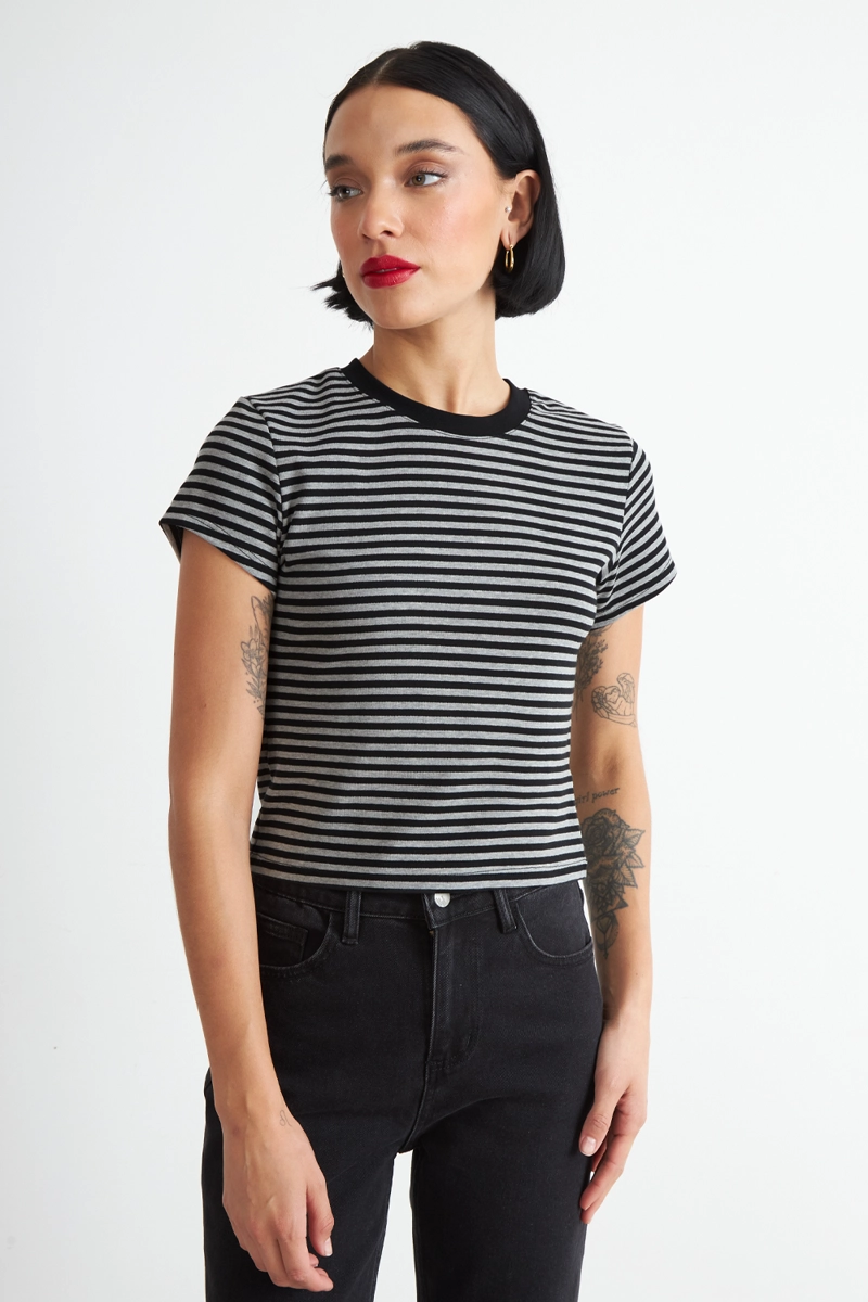 POLERA BASICA CUELLO REDONDO LINEAS GRAFITO NICOPOLY - 1