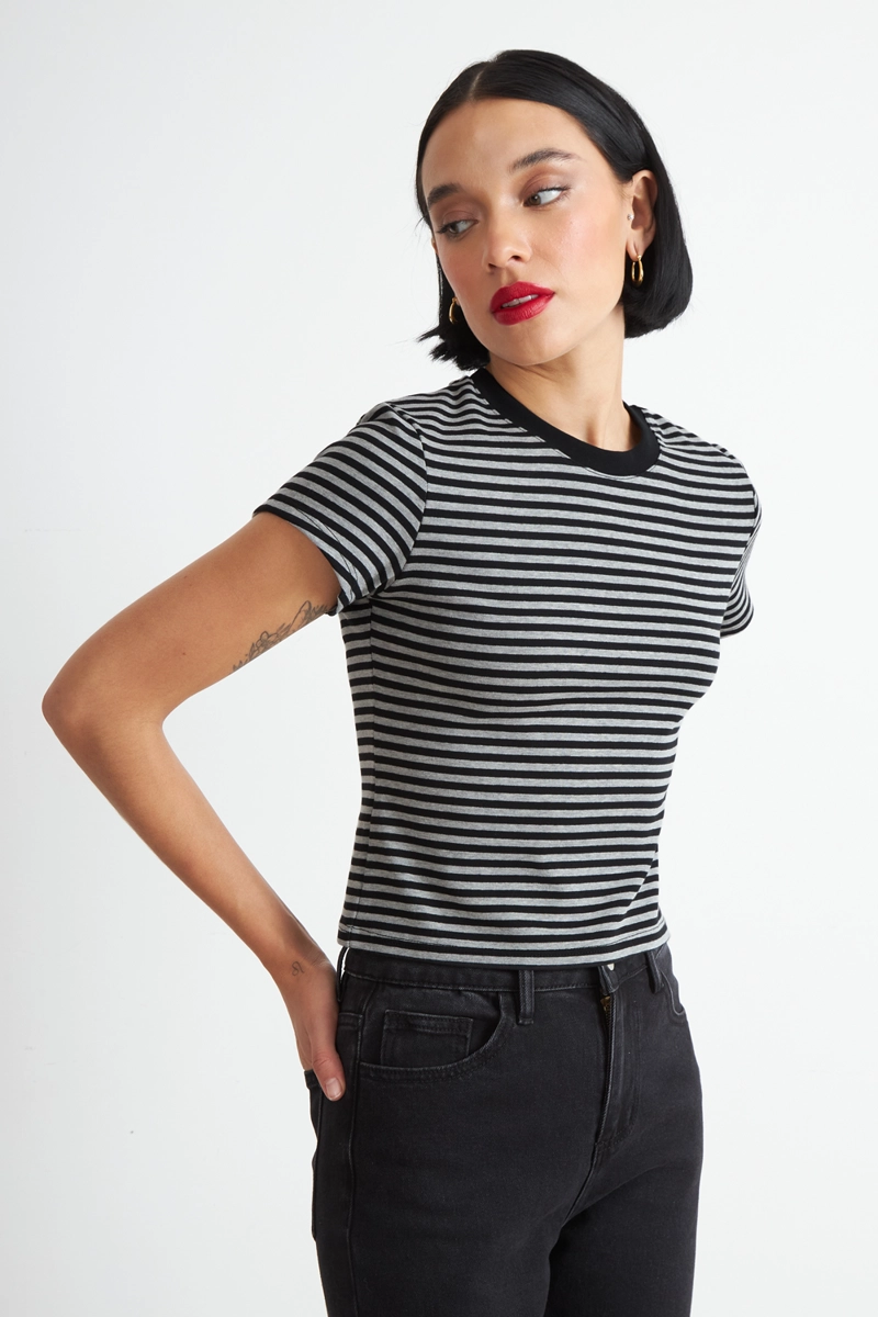 POLERA BASICA CUELLO REDONDO LINEAS GRAFITO NICOPOLY - 3