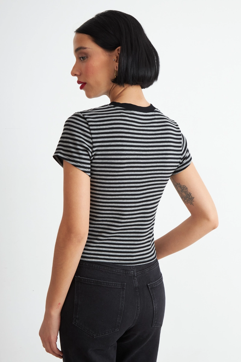 POLERA BASICA CUELLO REDONDO LINEAS GRAFITO NICOPOLY - 4