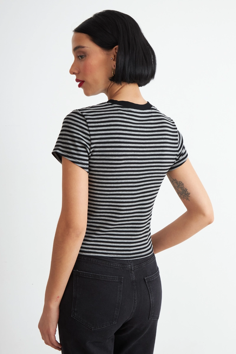 POLERA BASICA CUELLO REDONDO LINEAS GRAFITO MUJER NICOPOLY - 4