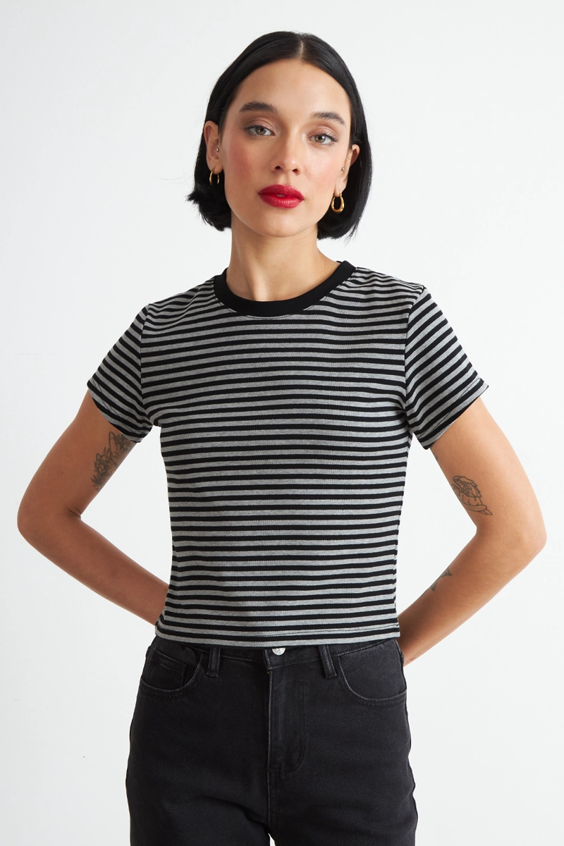 POLERA BASICA CUELLO REDONDO LINEAS GRAFITO NICOPOLY - 5