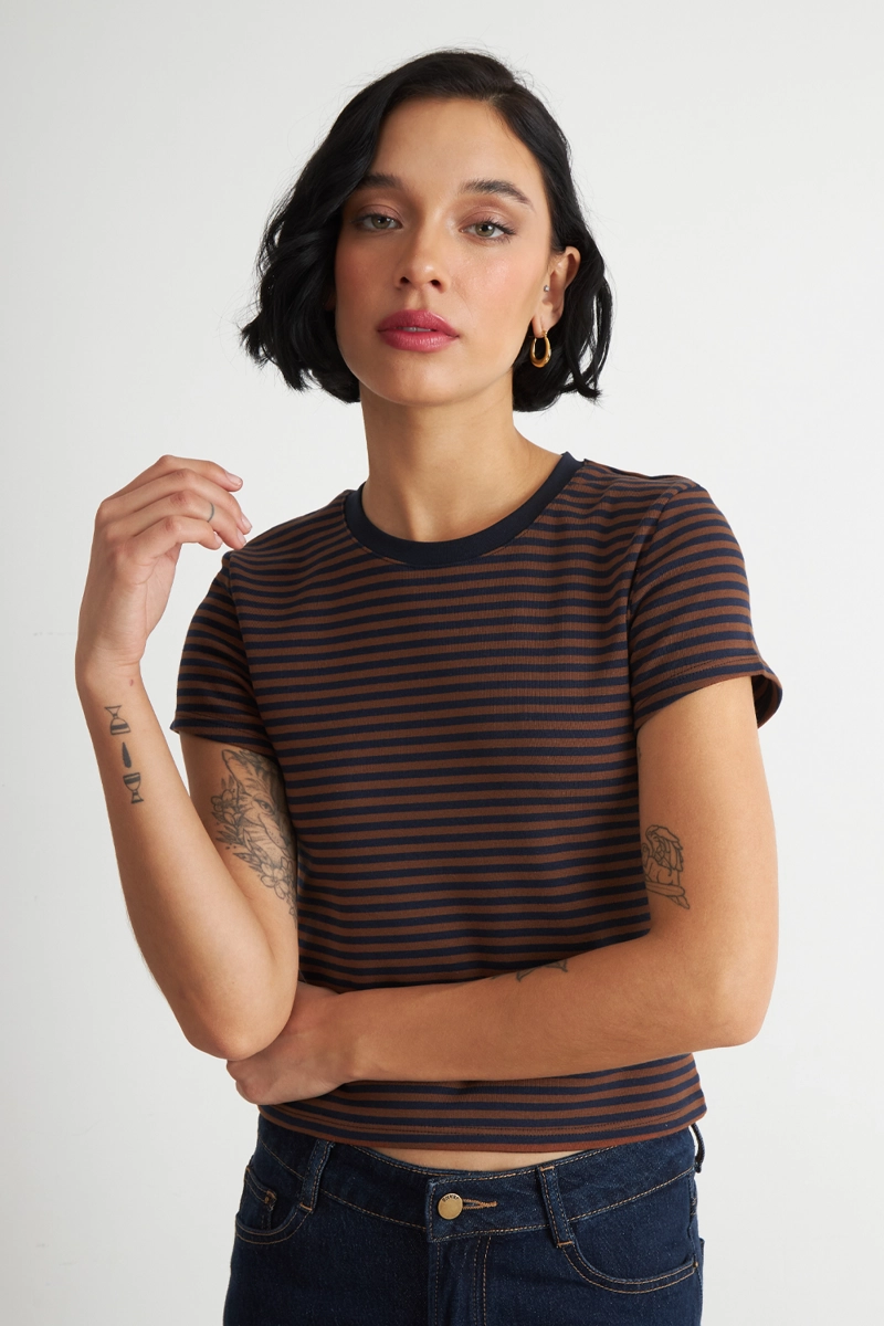 POLERA BASICA CUELLO REDONDO LINEAS CAFE  NICOPOLY - 1