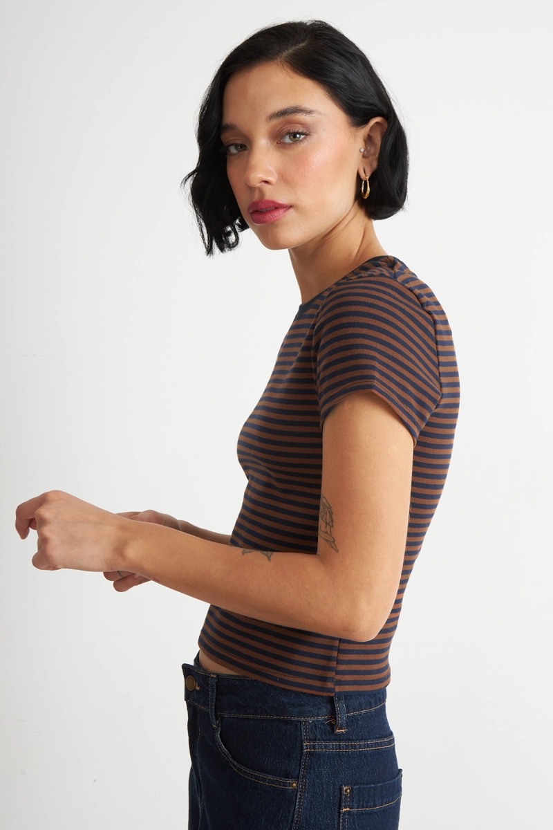 POLERA BASICA CUELLO REDONDO LINEAS CAFE  NICOPOLY - 3