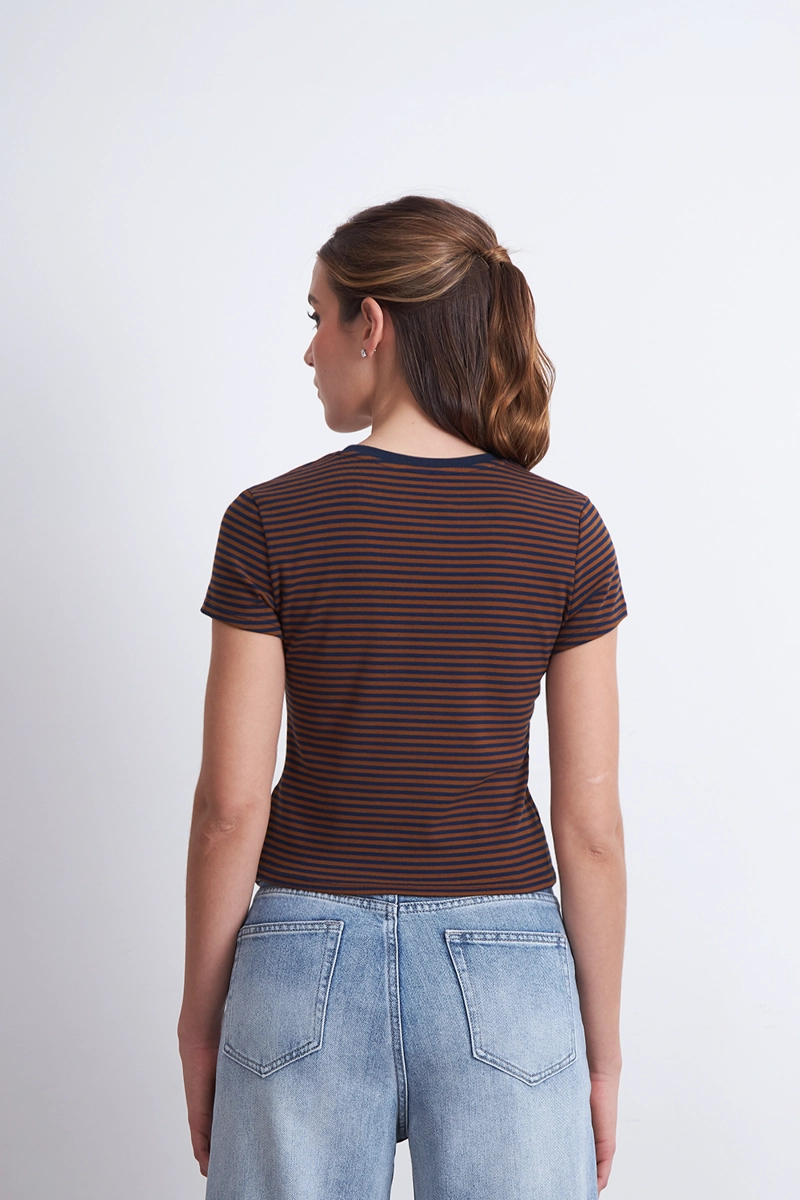 POLERA BASICA CUELLO REDONDO LINEAS CAFE MUJER NICOPOLY - 4