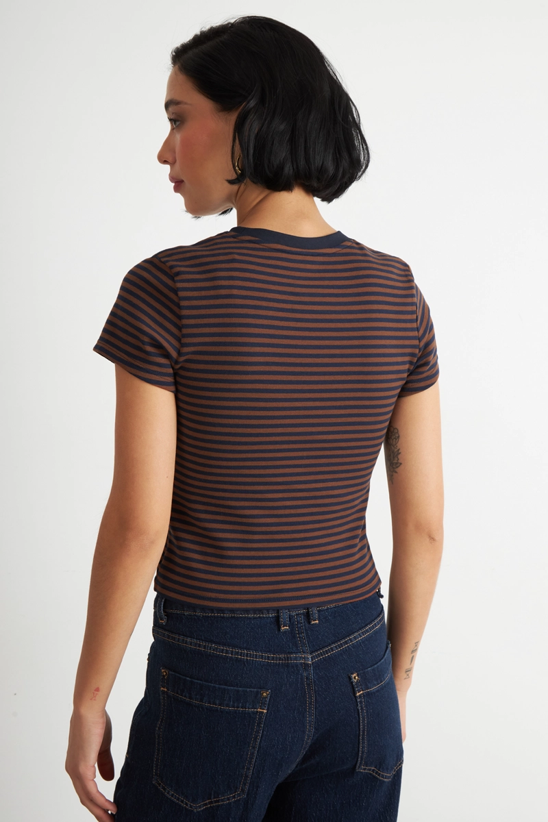 POLERA BASICA CUELLO REDONDO LINEAS CAFE  NICOPOLY - 4