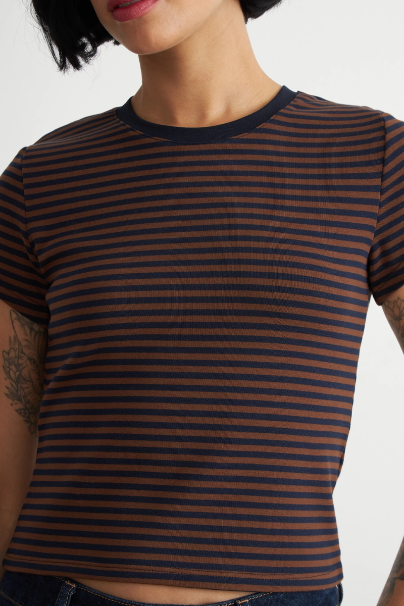 POLERA BASICA CUELLO REDONDO LINEAS CAFE  NICOPOLY - 6