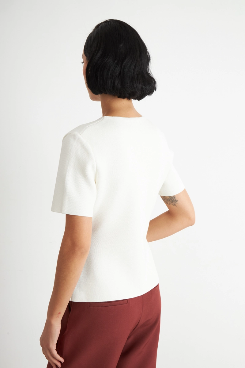 POLERA HILO CUELLO V BOTONES BLANCO NICOPOLY - 4