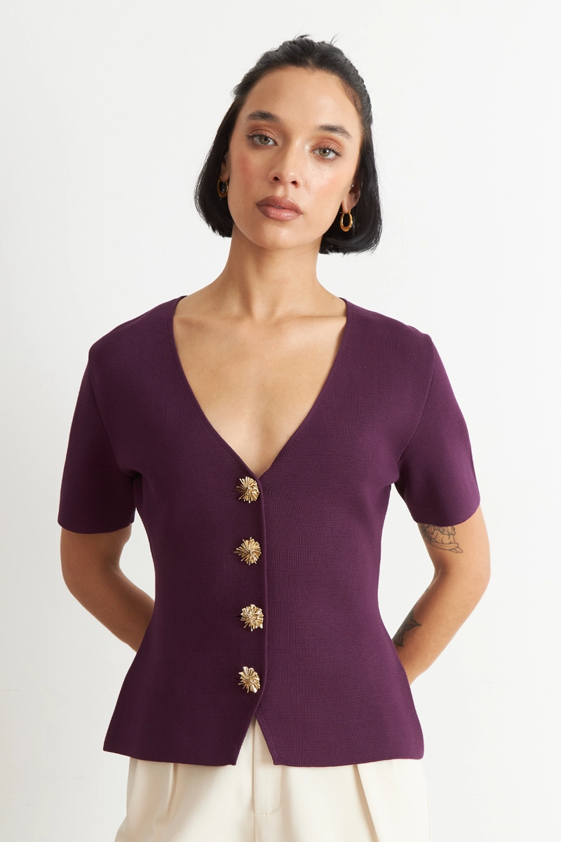 POLERA HILO CUELLO V BOTONES MORADO NICOPOLY - 1
