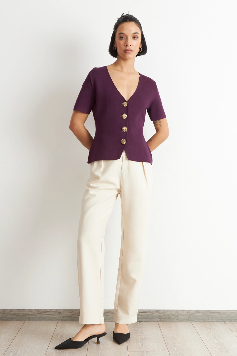 POLERA HILO CUELLO V BOTONES MORADO NICOPOLY - 2