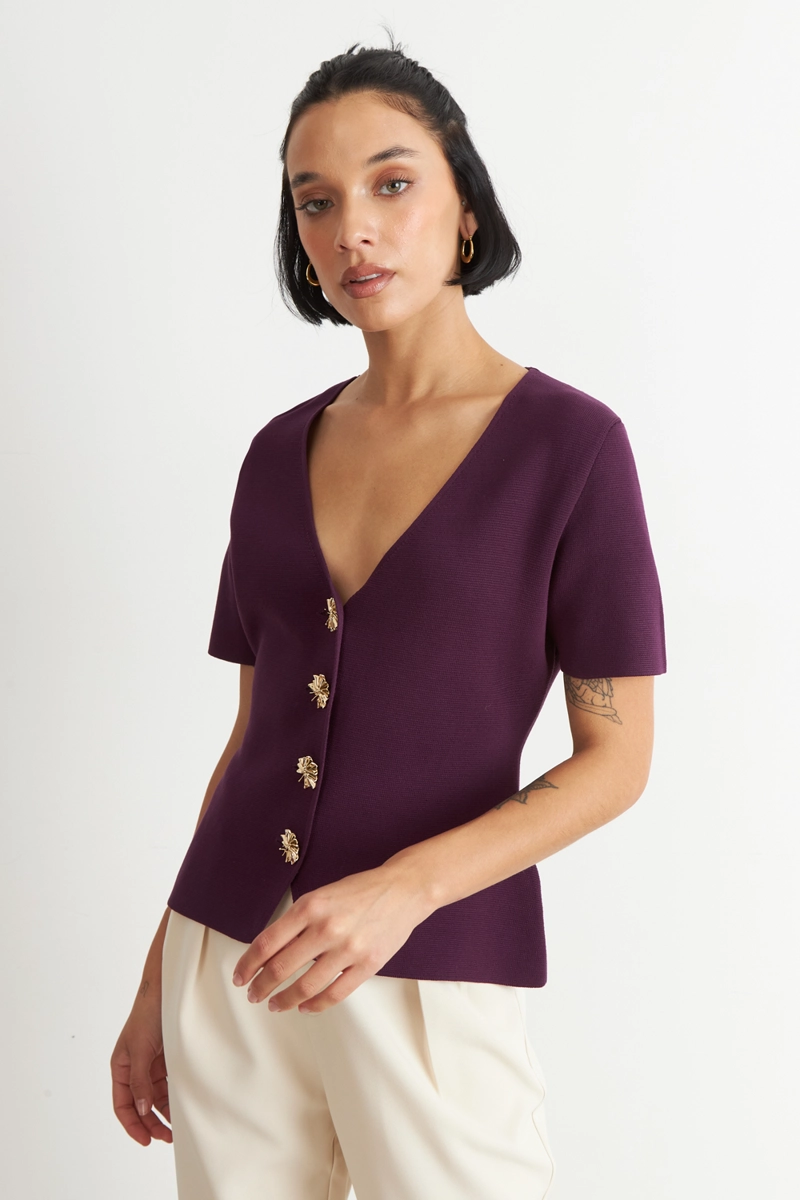 POLERA HILO CUELLO V BOTONES MORADO NICOPOLY - 3