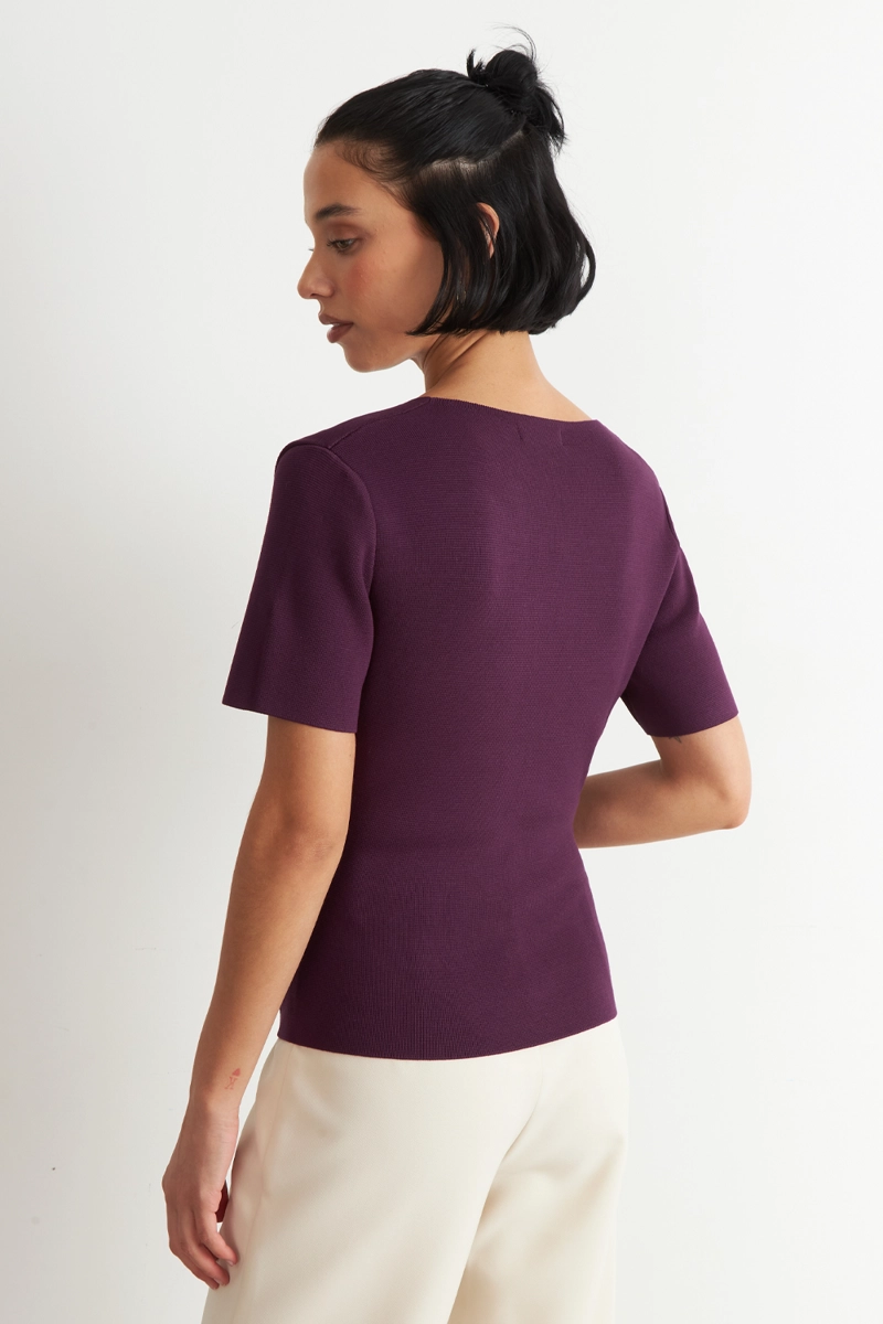 POLERA HILO CUELLO V BOTONES MORADO NICOPOLY - 4
