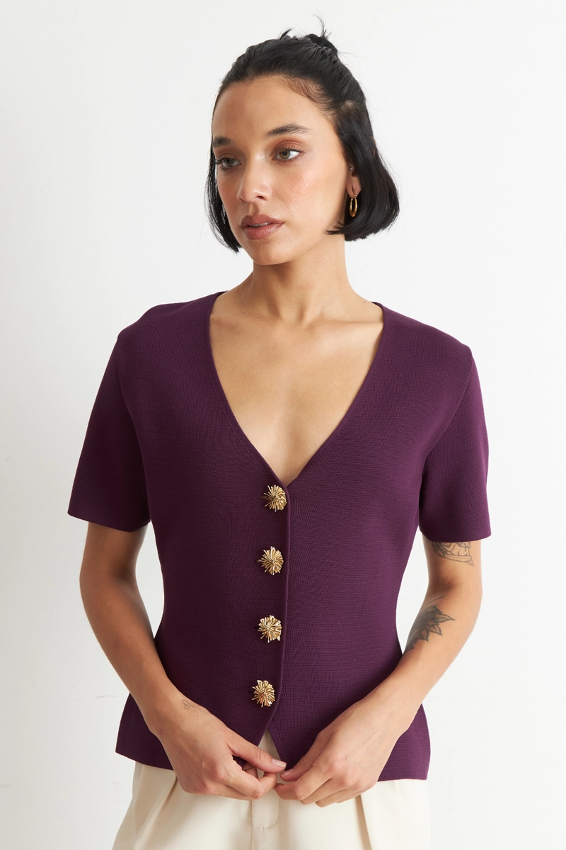 POLERA HILO CUELLO V BOTONES MORADO NICOPOLY - 5