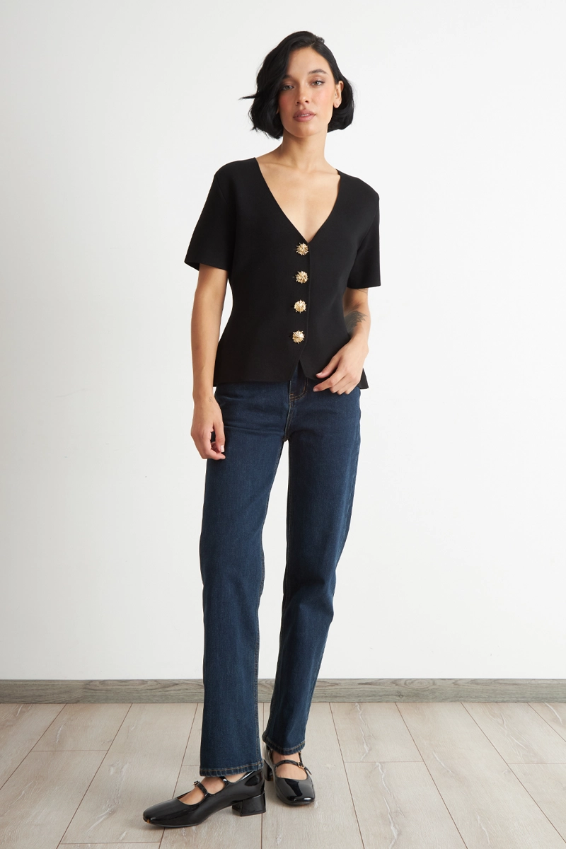 POLERA HILO CUELLO V BOTONES NEGRO NICOPOLY - 2