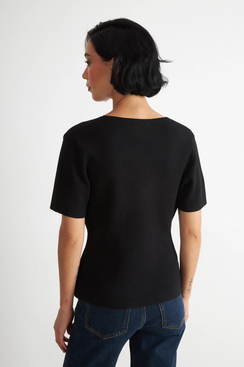POLERA HILO CUELLO V BOTONES NEGRO NICOPOLY - 4