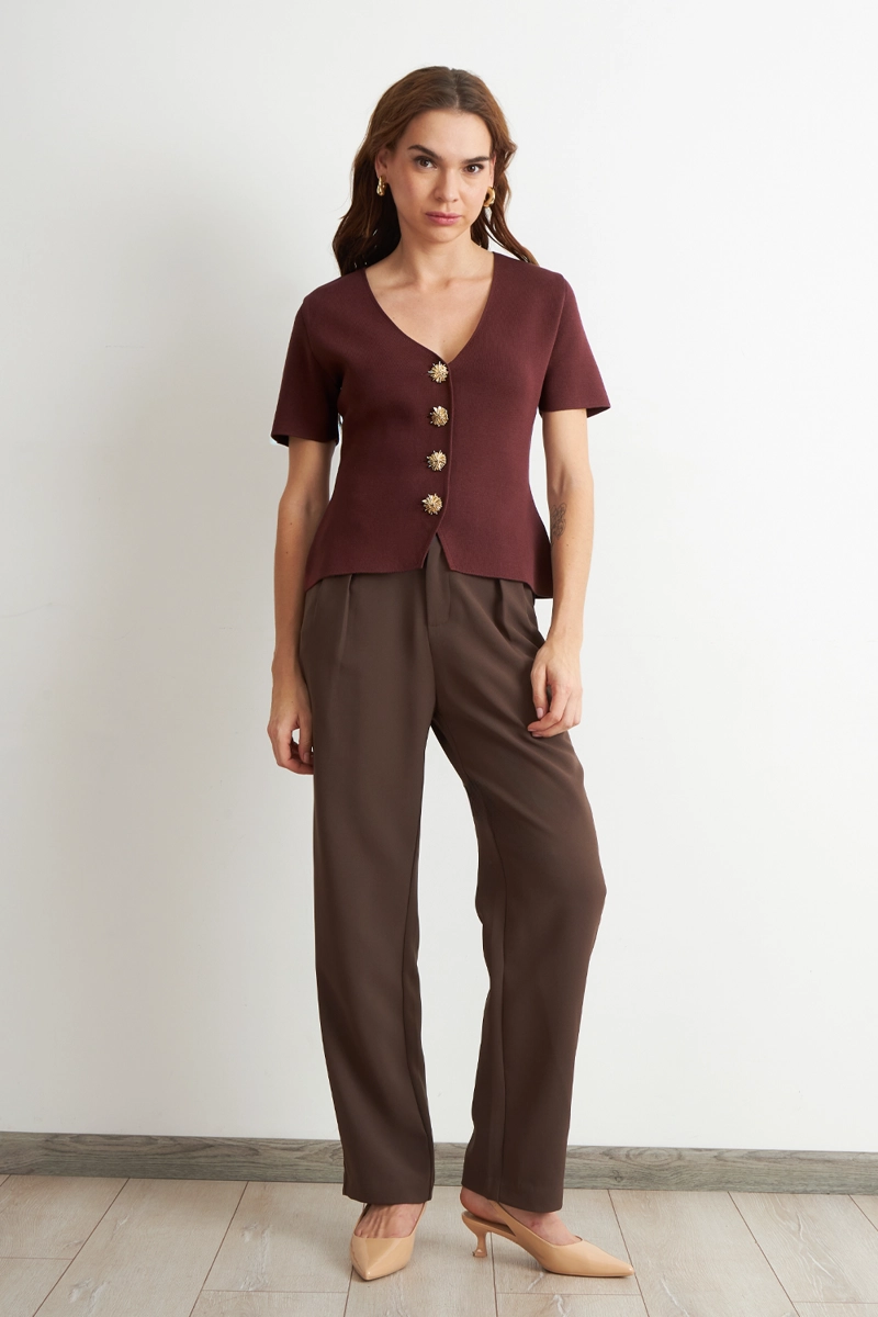 POLERA HILO CUELLO V BOTONES CAFE MUJER NICOPOLY - 2