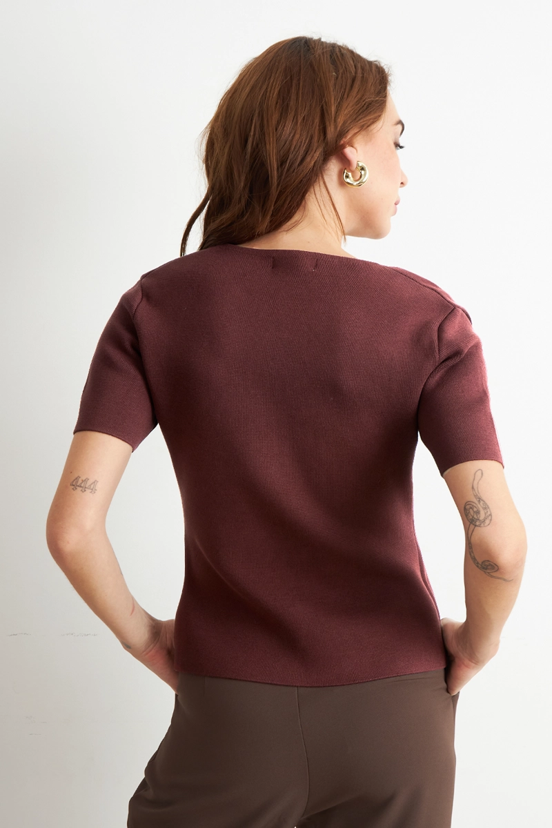 POLERA HILO CUELLO V BOTONES CAFE MUJER NICOPOLY - 4