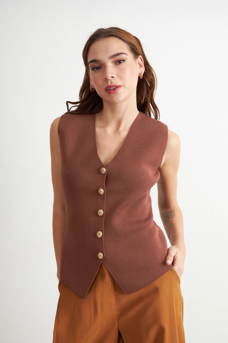 GILET LARGO CON BOTONES MARRON NICOPOLY - 1