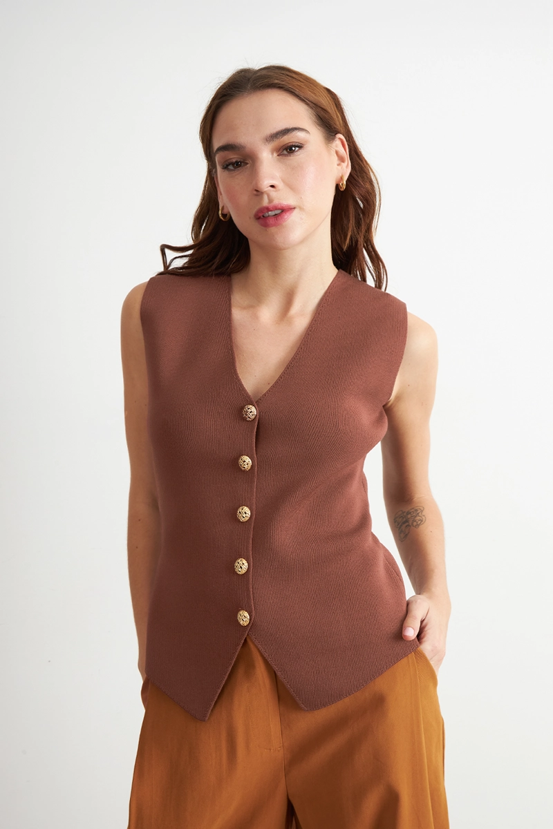 GILET LARGO CON BOTONES MARRON MUJER NICOPOLY - 1