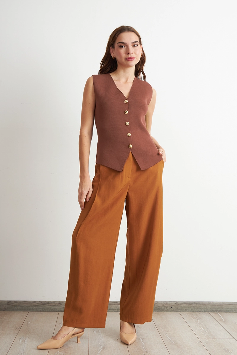 GILET LARGO CON BOTONES MARRON NICOPOLY - 2