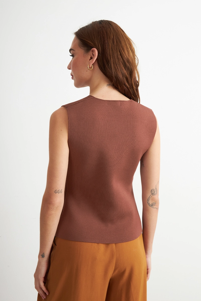 GILET LARGO CON BOTONES MARRON NICOPOLY - 4