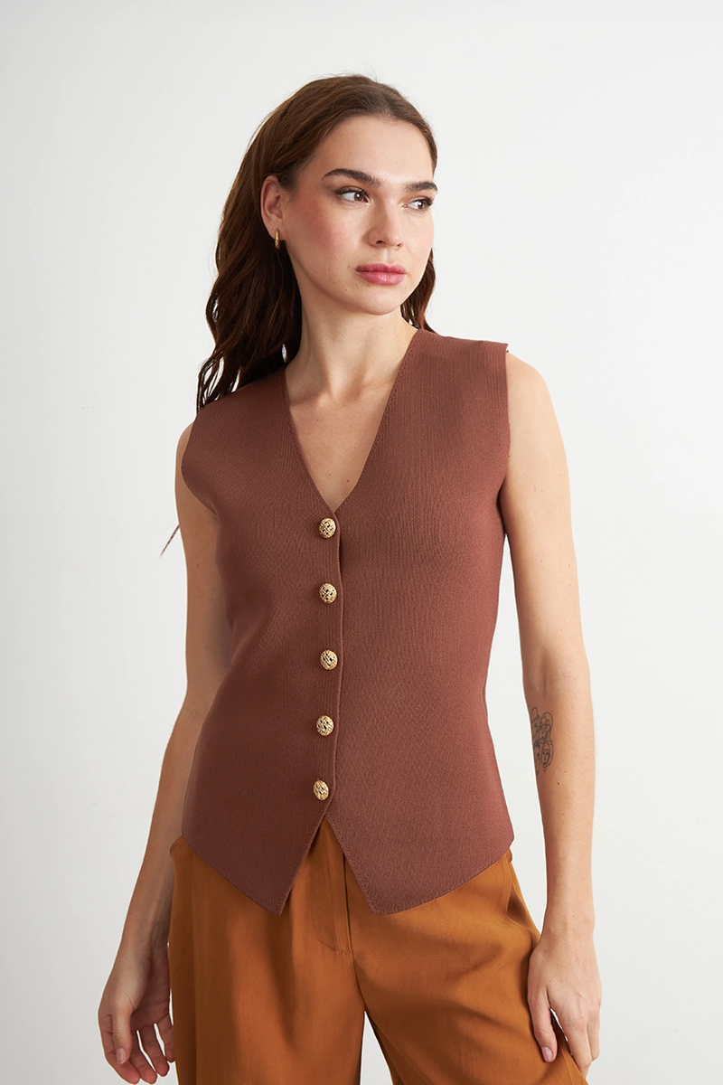 GILET LARGO CON BOTONES MARRON NICOPOLY - 5