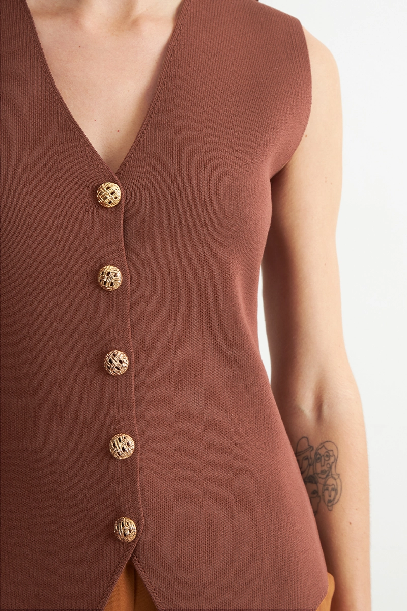 GILET LARGO CON BOTONES MARRON NICOPOLY - 6