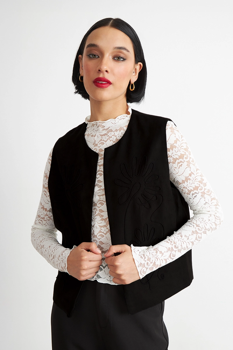 VEST TIPO GAMUZA BORDADO NEGRO NICOPOLY - 1