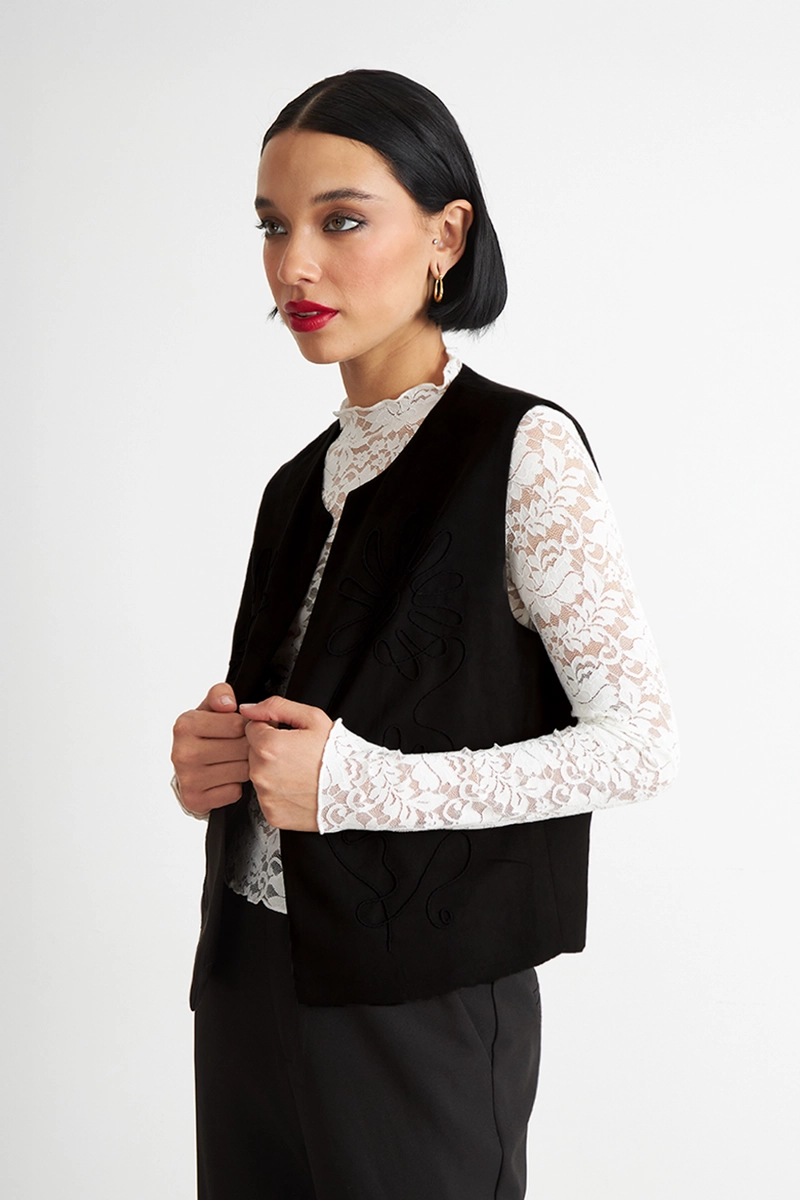 VEST TIPO GAMUZA BORDADO NEGRO NICOPOLY - 3